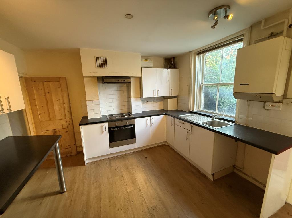 Lot: 125 - MID-TERRACE HOUSE FOR IMPROVEMENT - Kitchen and dining room
